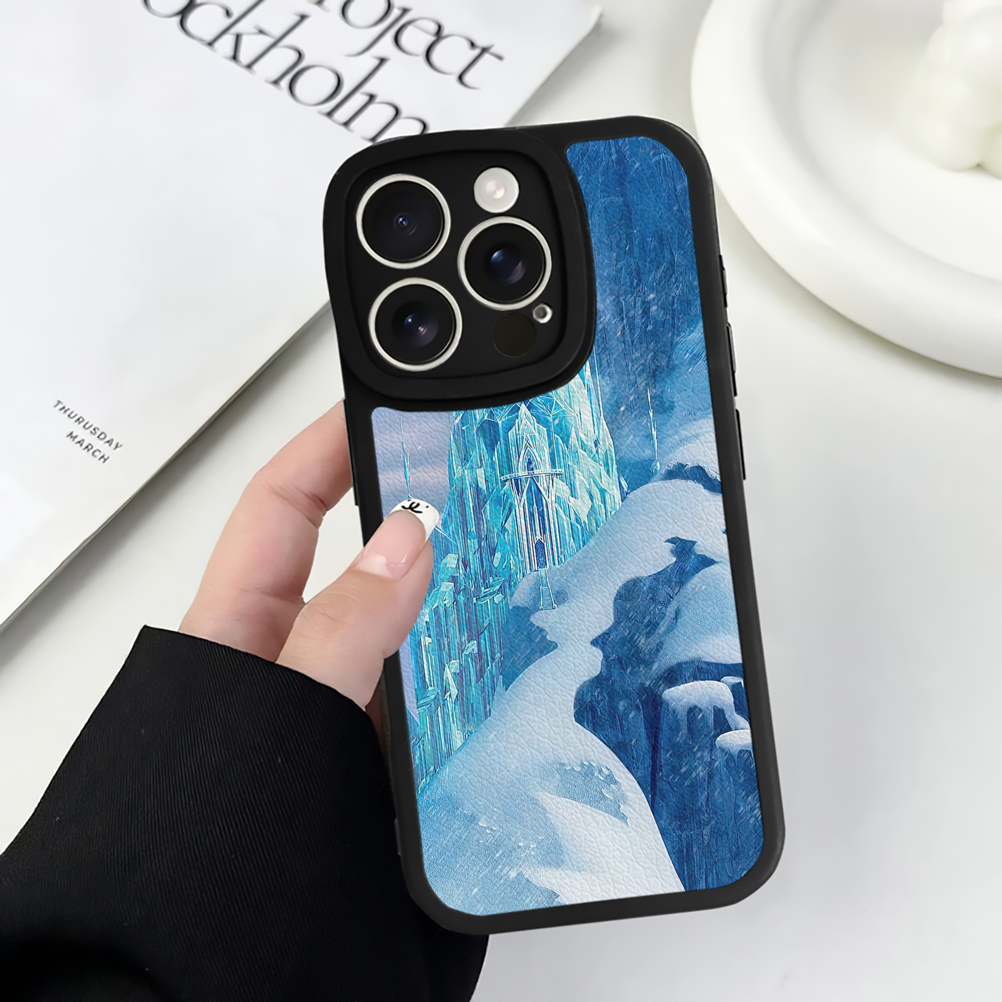 （画像用） アナと雪の女王 アンナ エルサ Frozen Anna Elsa 【iPhone 16シリーズ対応】シリコンスマホケース（レザー調） 材質：シリコン